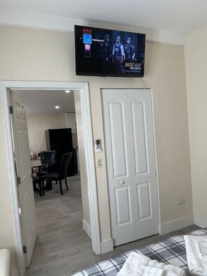 2 bedrooms, iron/ironing board, WiFi, bed sheets - Charming secure 2 bedroom home near Miami AirPort. Free parking (Miami)