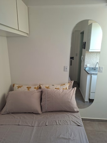 1 bedroom, Internet, bed sheets. Cecília Studio - next to UFSJ and São Francisco de Assis church
