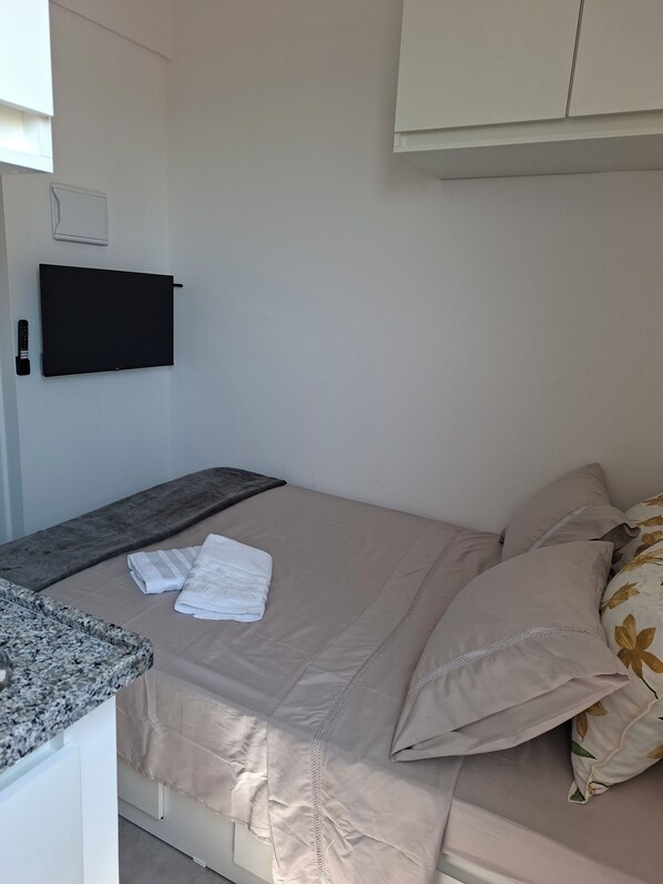 1 bedroom, internet, bed sheets