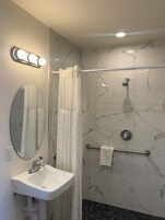 Secador de pelo, toallas, jabón, shampoo