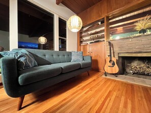 Living area - Classic 1950 Mid Century Modern Home in the San Rafael Hills (Pasadena)