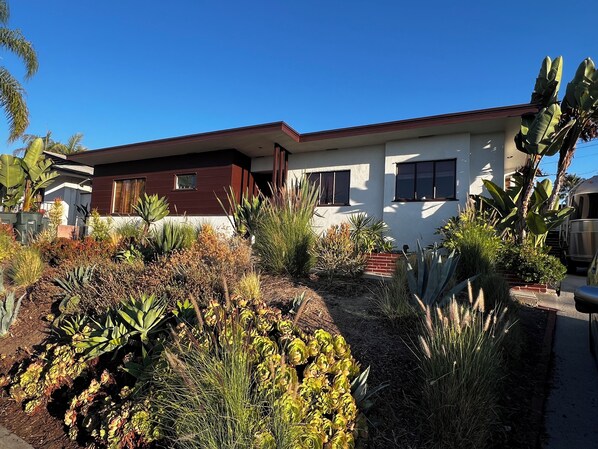 Exterior - Classic 1950 Mid Century Modern Home in the San Rafael Hills (Pasadena)