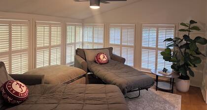 NEW Listing! BAMA House! Great for Game Day! Blocks to Stadium or Downtown!