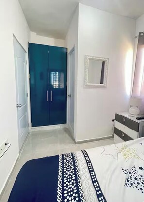 Tabla de planchar con plancha, wifi y ropa de cama