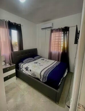 1 室のベッドルーム、アイロン / アイロン台、WiFi (無料)、ベッドシーツ