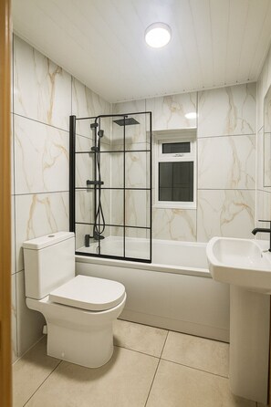 Ducha, bañera de hidromasaje, secador de pelo, bidet