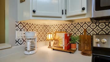 Microondas, horno, parrilla de estufa y lavavajillas