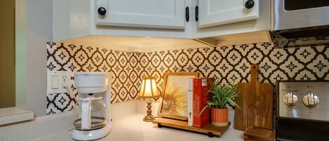 Microondas, horno, parrilla de estufa y lavavajillas