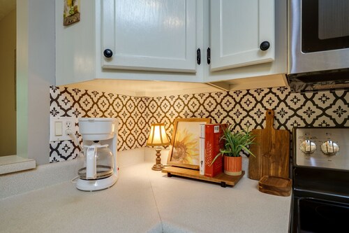 Beth's Hideaway - 3 bedroom 2.5 bath in a quiet neighborhood & lots of walking.