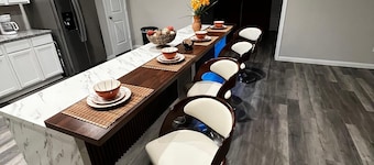 Large Private Studio - Fast WiFi, Smart TV, Near IAH, Extended Stays Welcome