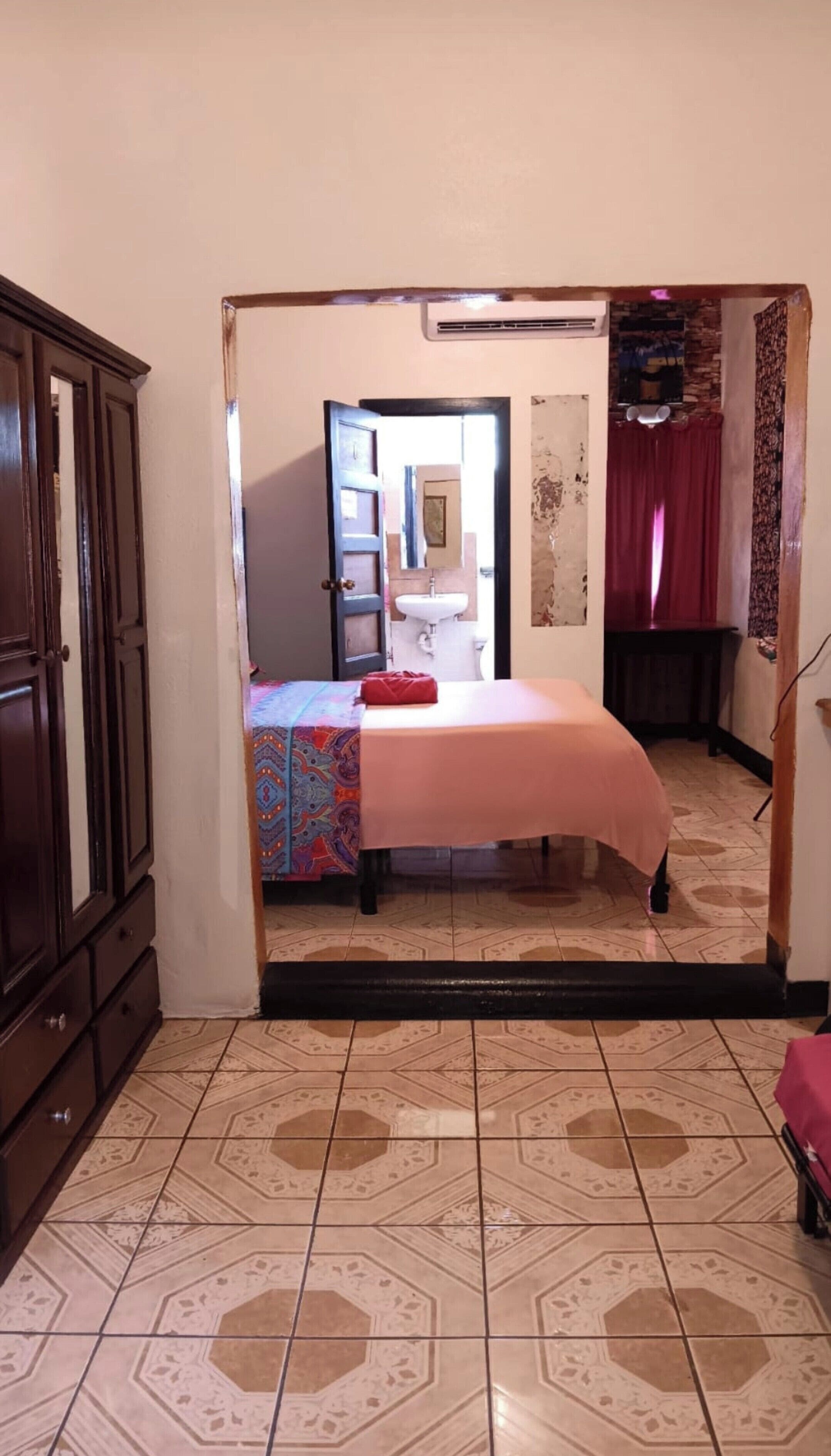 Caja de seguridad en la habitación y sistema de insonorización 