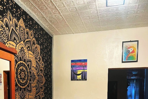 Caja de seguridad en la habitación y sistema de insonorización