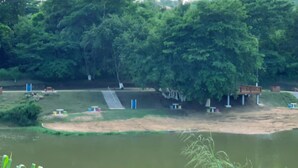 A lakeside park with picnic tables, a wooden deck, and a small building. - MAXROOMZ (Santa Elena)
