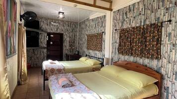 Classic-Vierbettzimmer, Nichtraucher, Kühlschrank und Mikrowelle | Zimmersafe, schallisolierte Zimmer, Bügeleisen/Bügelbrett