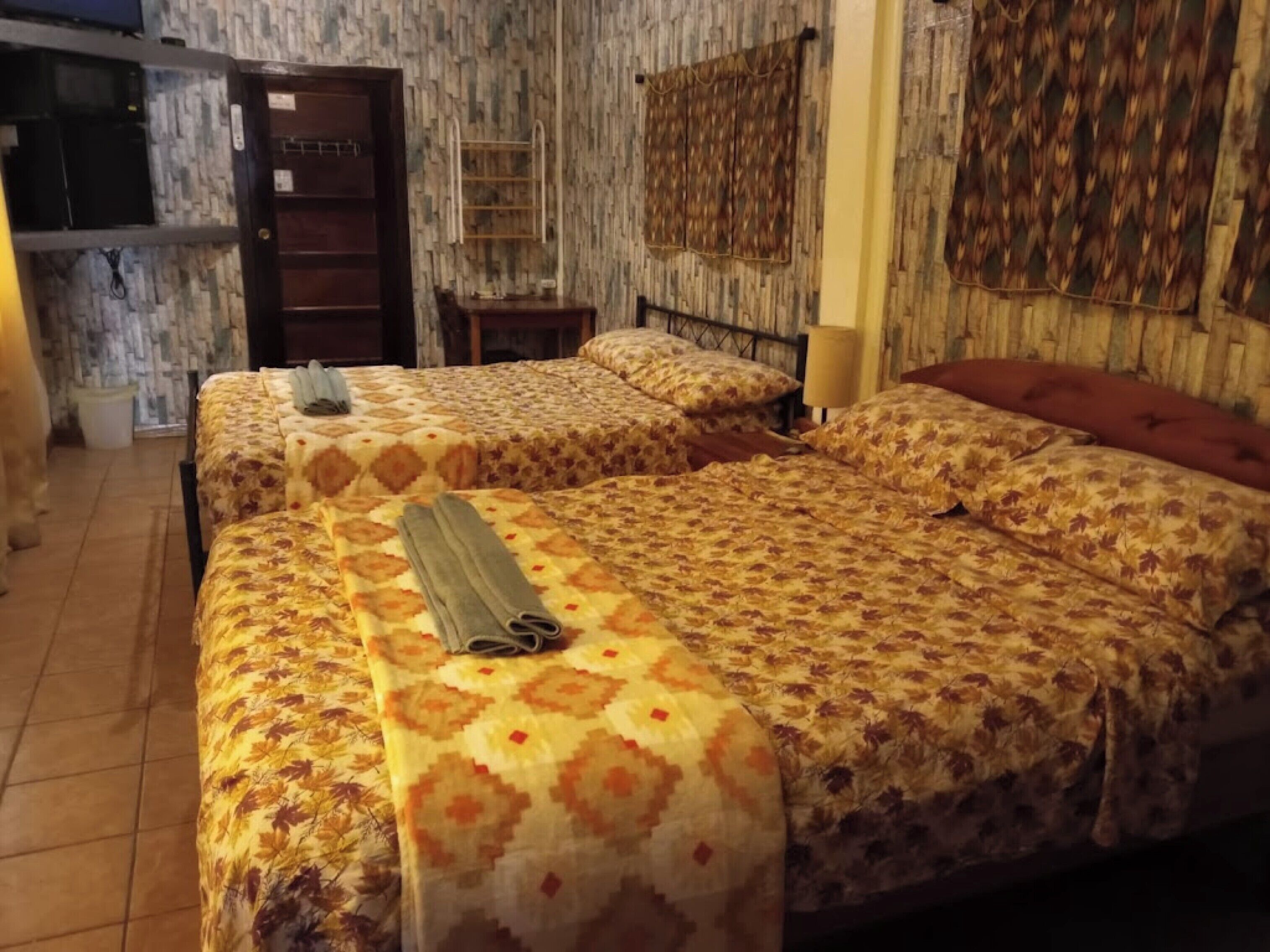 Classic fyrbäddsrum - icke-rökare - kylskåp och mikrovågsugn | Värdeförvaringsskåp på rummet, ljudisolering och strykjärn/strykbräda