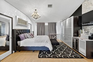 5 Schlafzimmer, Schreibtisch, Bügeleisen/Bügelbrett, kostenloses WLAN