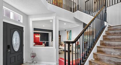 Tampa Luxury Estate: Pool, Theater, Fire Pit & Game Room- Sleeps 14+ in Brandon