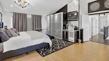 5 bedrooms, desk, iron/ironing board, free WiFi