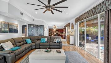 Smart TV, chimenea, reproductor de DVD y estéreo