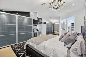 5 bedrooms, desk, iron/ironing board, free WiFi