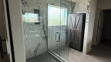 تجهيزات دش، مناشف، صابون، ورق حمّام