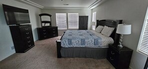 4 bedrooms, iron/ironing board, WiFi, bed sheets - Spacious 3-bed, 2.5-bath home. including washer, dryer, office and patio grill.  (Denver)