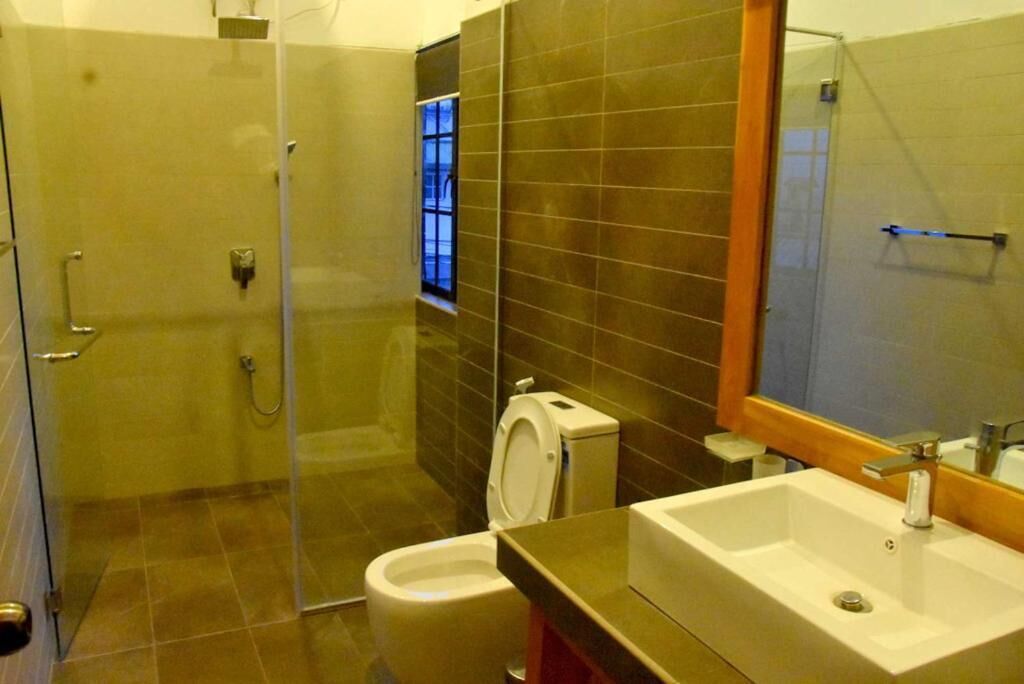 Deluxe Triple Room, Patio, City View | Bathroom