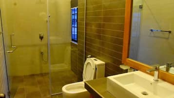 Deluxe Triple Room, Patio, City View | Bathroom