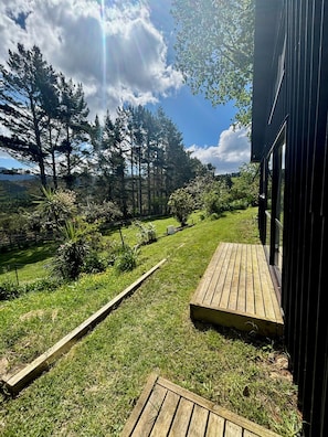 Terrace/patio - Pauanui Orchard Farmstay - Pet Friendly! (Hikuai)