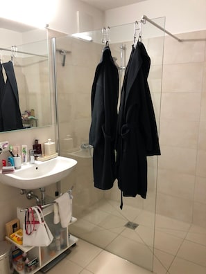 Douche, sĂšche-cheveux, serviettes fournies, savon