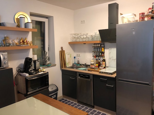Micro-ondes, plaque de cuisson, lave-vaisselle