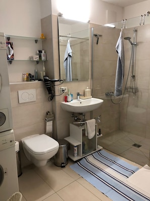 Douche, sĂšche-cheveux, serviettes fournies, savon