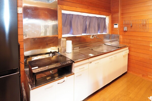 Apartamento económico, no fumadores | Cocina privada | Frigorífico grande, microondas, placa de cocina y tostadora