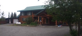 Spacious 7-bedroom lodge in welcoming Kasilof with AC