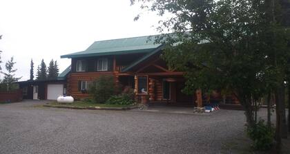 Spacious 7-bedroom lodge in welcoming Kasilof with AC
