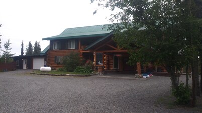 Spacious 7-bedroom lodge in welcoming Kasilof with AC