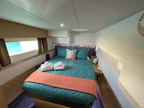 5 bedrooms, free WiFi, bed sheets - 5 Cabin Catamaran Sailboat "Devine Sailing" at The Perry Hotel Marina & Resort (Key West)