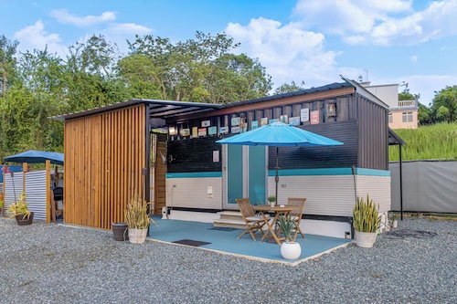 Rustic cabin container with AC in charming Manatí for relaxing days