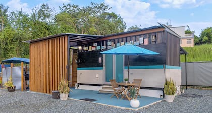 Rustic cabin container with AC in charming ManatĂ for relaxing days