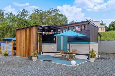 Rustic cabin container with AC in charming Manatí for relaxing days