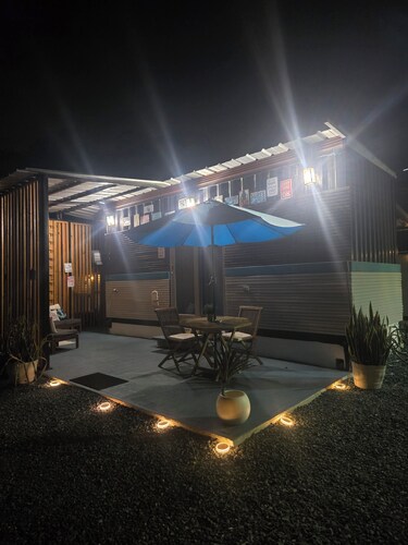 Rustic cabin container with AC in charming Manatí for relaxing days