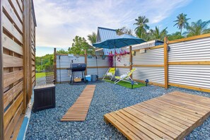 Property grounds - Rustic cabin container with AC in charming Manatí for relaxing days (Manatí)
