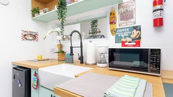 Microwave, coffee/tea maker, cookware/dishes/utensils, dining tables
