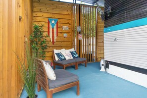 Terrace/patio - Rustic cabin container with AC in charming Manatí for relaxing days (Manatí)