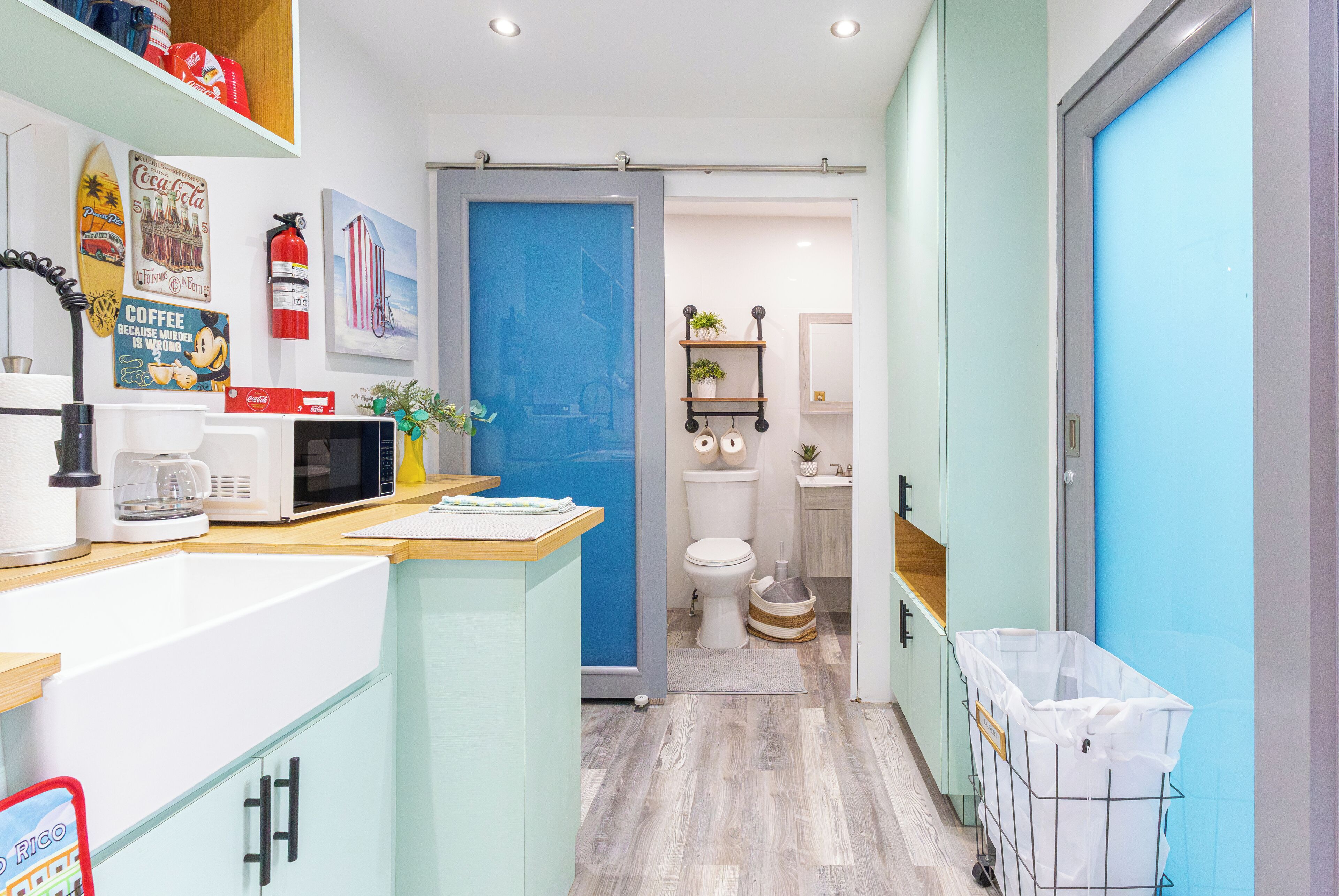 Dusj, hårføner, håndklær og såpe