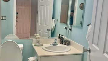 Apartament, 2 dormitoris | Bany | Dutxa, tovalloles, sabó i xampú