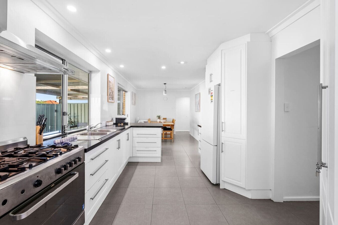 Kjøleskap, mikrobølgeovn, ovn og kaffetrakter/tekoker