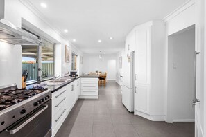 Kjøleskap, mikrobølgeovn, ovn og kaffetrakter/tekoker