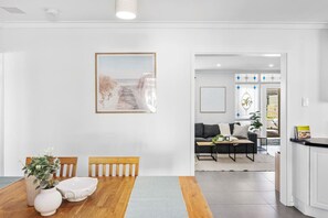Dining - Nature lovers’ stay in Kelmscott (Kelmscott)