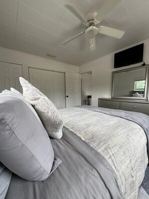 Iron/ironing board, WiFi, bed sheets